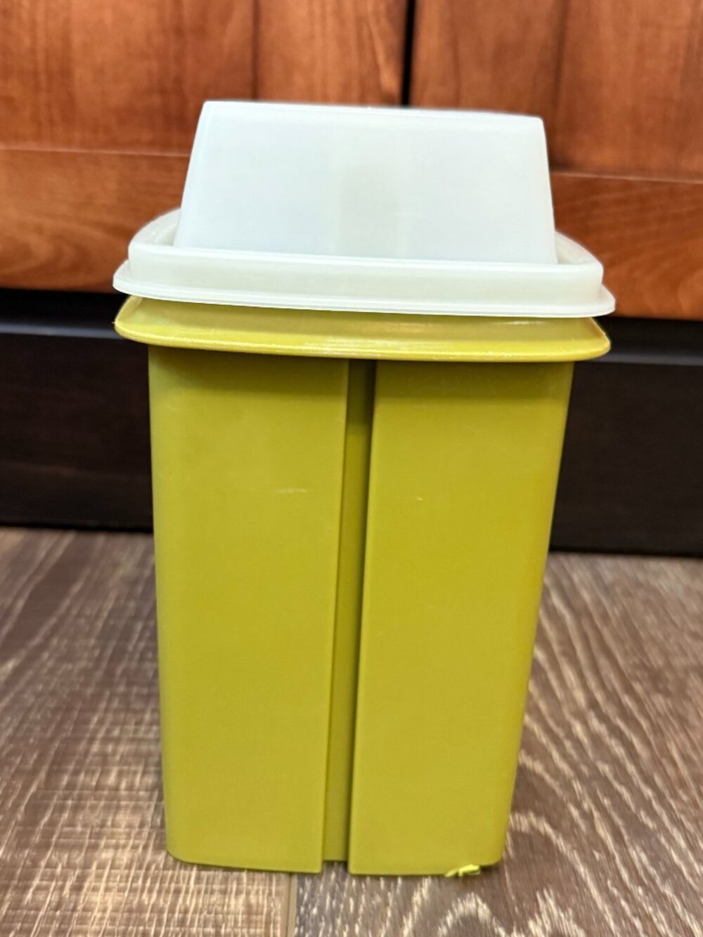 Tupperware Pick-A-Deli Pickle Container - Picture 5 of 16